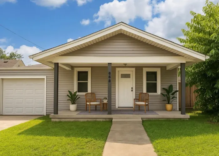 Holiday home Month To Month Storage Garage