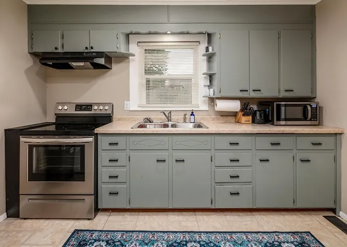 Holiday home Month To Month Storage Garage