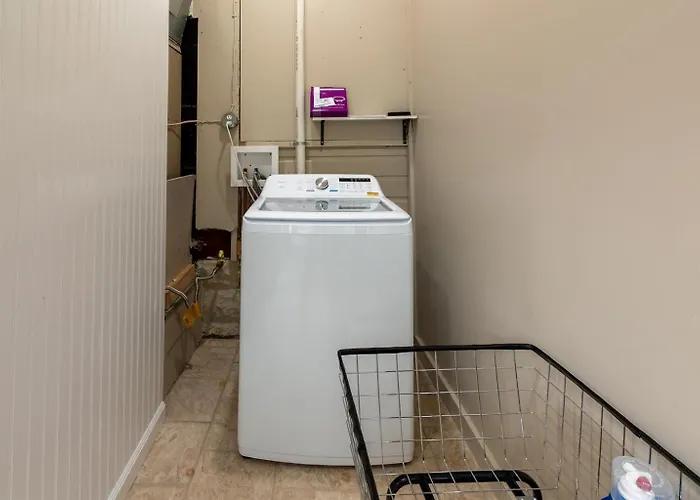 Holiday home Month To Month Storage Garage