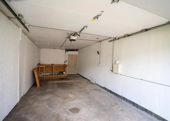 Holiday home Month To Month Storage Garage